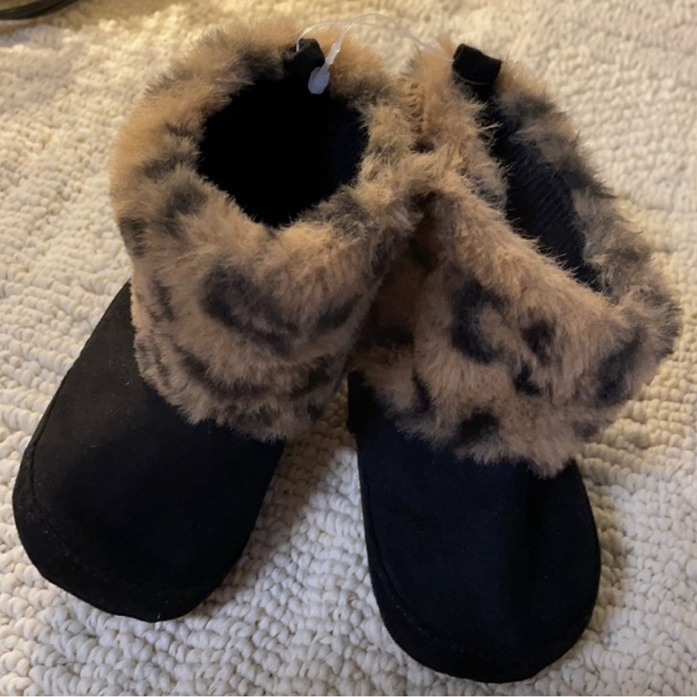 Faux Fur Trim Black Baby Boots and Tan Slippers size 6-9 months - Picture 2 of 9
